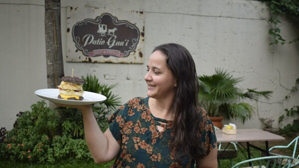 La única hamburguesa al revés del país genera sensación en Villarrica