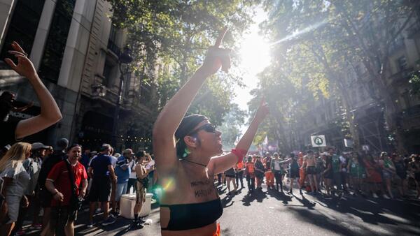 Realizan multitudinaria protesta LGTBI+ y antifascista contra Milei en Argentina