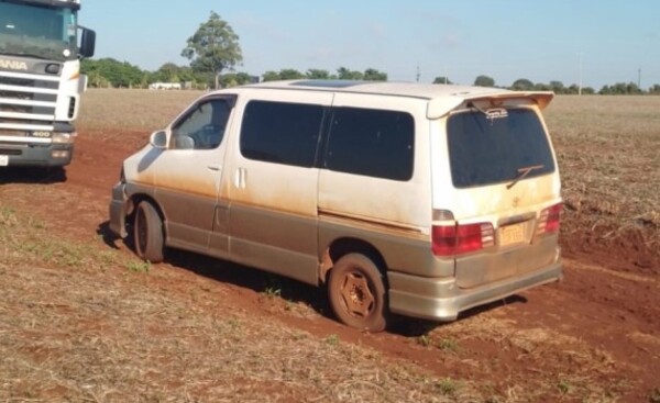 Abandonan furgón en un camino rural en Los Cedrales