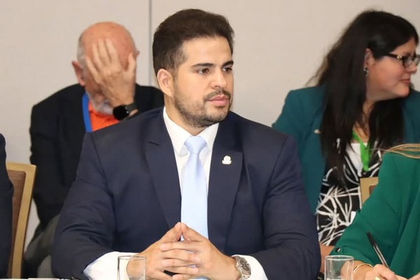 Otro diputado de viaje: Carlos Núñez en Panamá