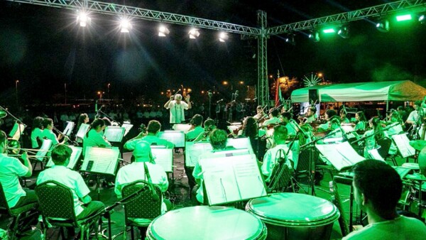 Serenata en tributo a democracia reúne a orquestas locales
