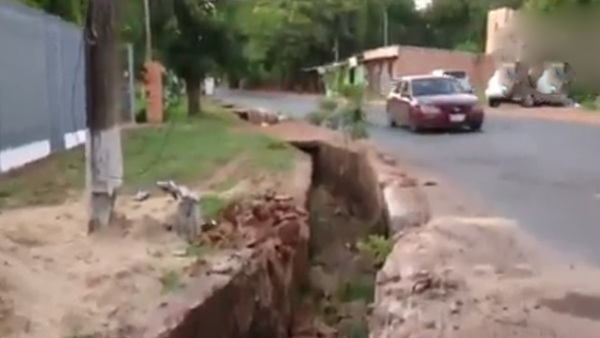 Vecinos de Capiatá piden soluciones ante accidentes en desagüe fluvial - SNT