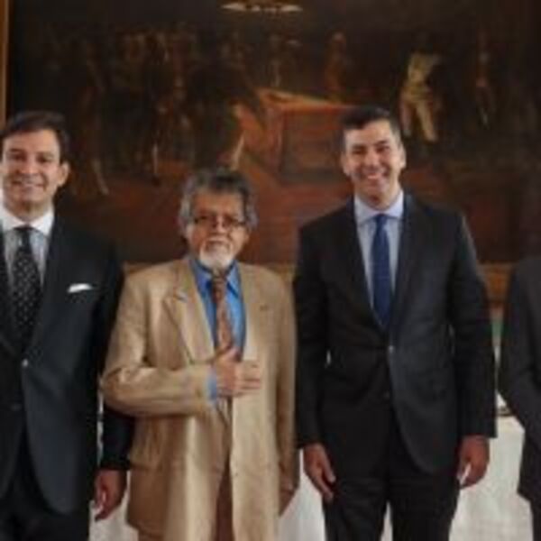 Presidente entrega Premio Nacional de Literatura 2023 a Moncho Azuaga :: Presidencia de la República del Paraguay