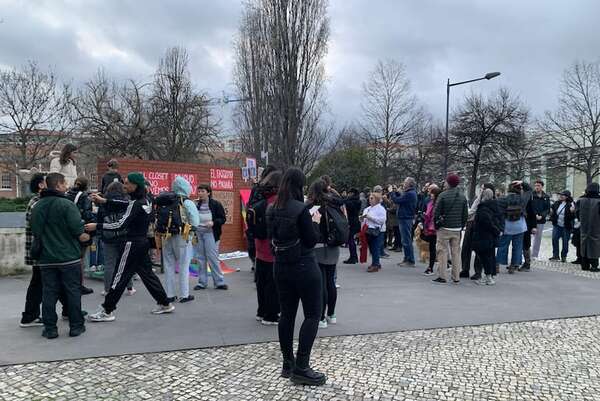 Decenas de personas protestan en Lisboa a favor de derechos en Argentina y contra Milei - Mundo - ABC Color