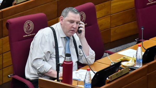 Zacarías, un potentado senador que ostenta lujos en sus redes