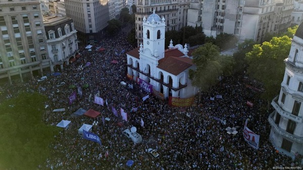 Masiva protesta contra Milei en defensa de la diversidad - ADN Digital