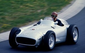 Versus / Un Mercedes de F1 que condujo Fangio fue vendido por un precio récord