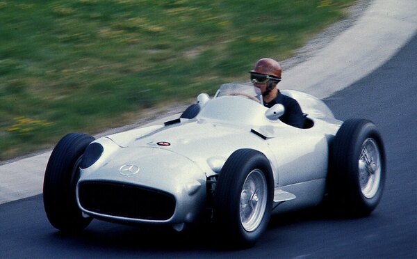 Versus / Un Mercedes de F1 que condujo Fangio fue vendido por un precio récord