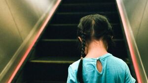 Escaleras mecánicas: cómo resguardar la integridad física de los niños y evitar lesiones graves