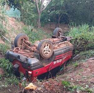 Vuelco de camioneta deja dos heridos en el ramal Carapeguá-Acahay - Nacionales - ABC Color