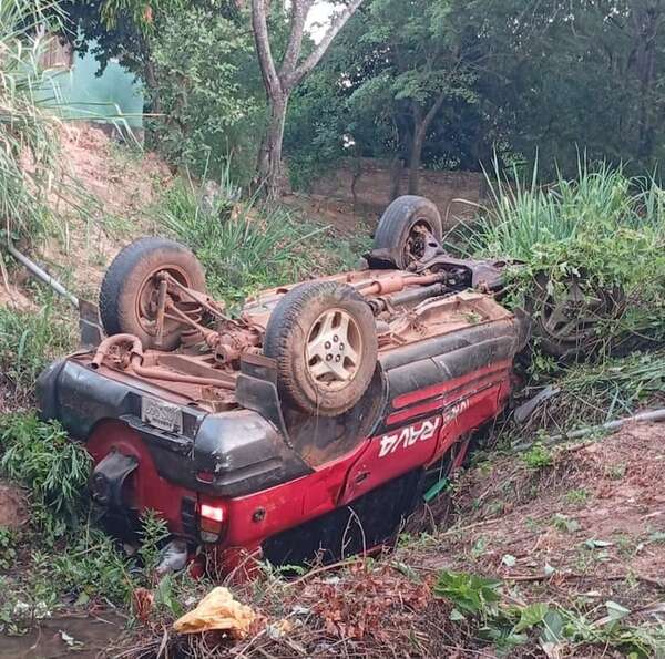 Vuelco de camioneta deja dos heridos en el ramal Carapeguá-Acahay - Nacionales - ABC Color