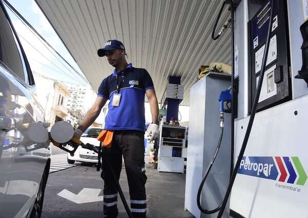 Ciudadanos repudian aumento de precio de combustibles: “Algunos están mejor y nosotros peor” - Economía - ABC Color