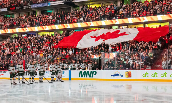 Canadienses abuchean el himno de EE.UU. durante un partido de hockey
