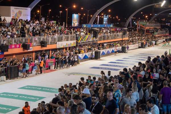 Carnaval Encarnaceno: casi un lleno total en el sambódromo - Espectáculos - ABC Color