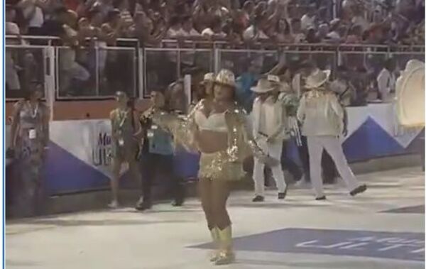 Zuny Castiñeira apareció como la estrella de la noche en el carnaval encarnaceno