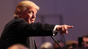 Trump asume posibles represalias contra EEUU por su guerra comercial