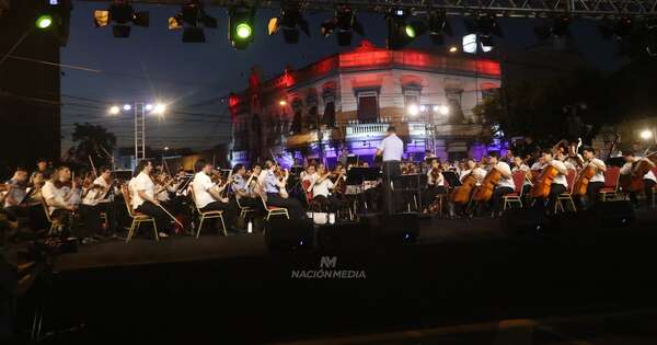 La Nación / Serenata a la democracia: masiva concurrencia en concierto que recuerda la gesta democrática