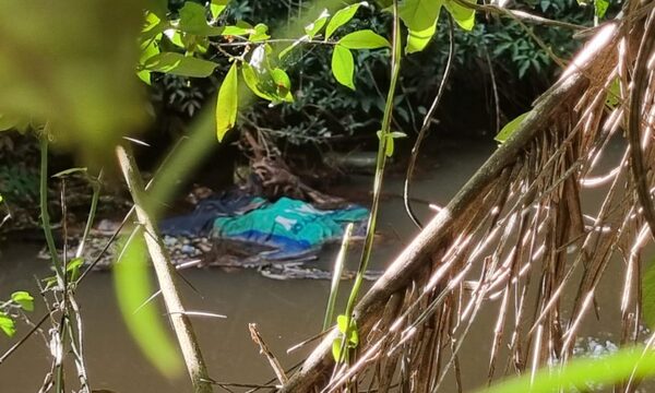 Hallan cadáver en estado de descomposición en el río Monday