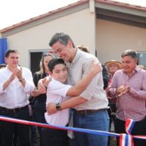 Presidente Peña entregó viviendas y aportes en Guairá :: Presidencia de la República del Paraguay