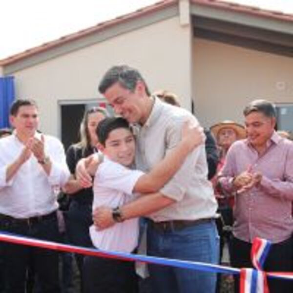 Presidente Peña entregó viviendas y aportes en Guairá :: Presidencia de la República del Paraguay