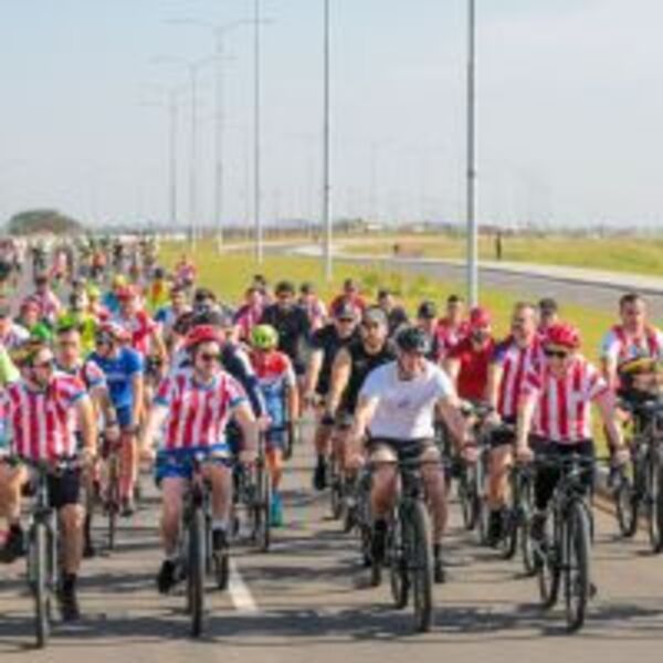 Presidente Peña encabeza multitudinaria bicicleteada en la inauguración de la Costanera Sur :: Presidencia de la República del Paraguay