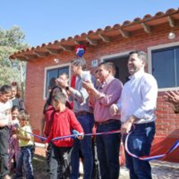 Día de Gobierno en Caazapá: Presidente Santiago Peña entrega viviendas y aportes :: Presidencia de la República del Paraguay