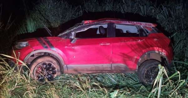 Diario HOY | Conductor y su acompañante se salvan de milagro tras chocar contra una columna