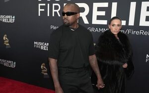 (VIDEO) ¡Doña de rapero apareció opívo en los Grammys y fueron rajados!