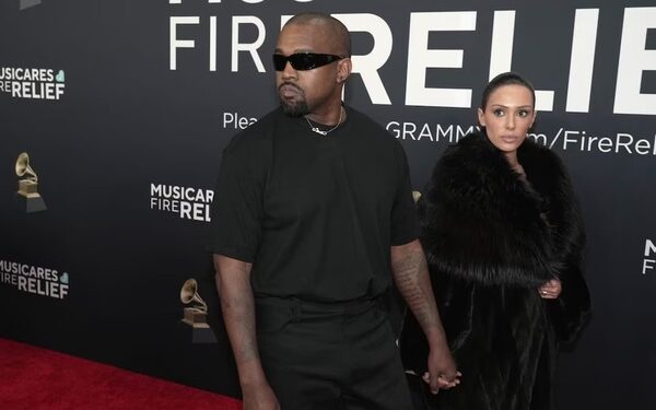 (VIDEO) ¡Doña de rapero apareció opívo en los Grammys y fueron rajados!
