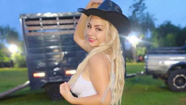 Miss Torín avisó que va a cobrar por ver sus estados