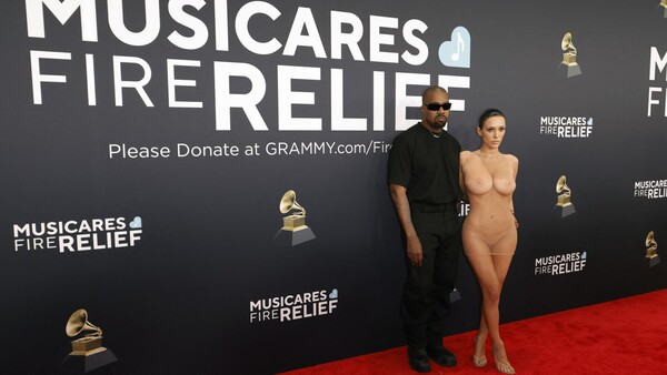 Kanye West y Bianca Censori sorprenden en los Grammy al posar ella casi desnuda
