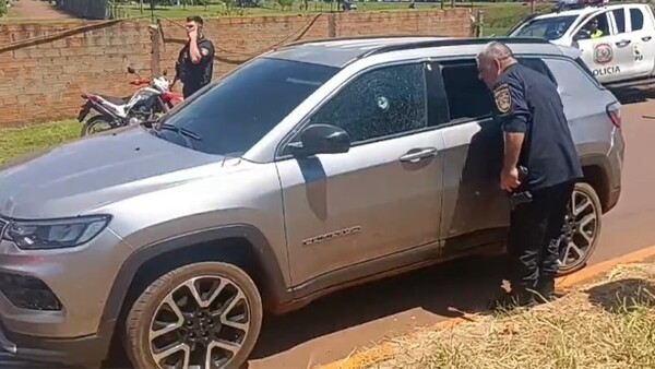 Delincuentes abandonan vehículo tras tiroteo con policías en CDE