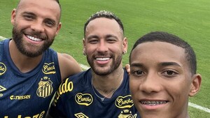 Video: Neymar llegó en helicóptero a su primer entrenamiento en Santos