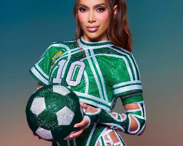 Anitta, furiosa por problemas de sonido, lanza los micrófonos en pleno show