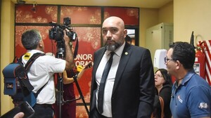 Nepotismo, dudoso título y tráfico de influencias: Los escándalos que acechan a Orlando Arévalo