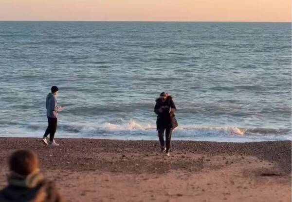 ¡Se sacó las ganas! Por fin pudo ir a la playa y ¡sin biquini!... pero bien abrigadita