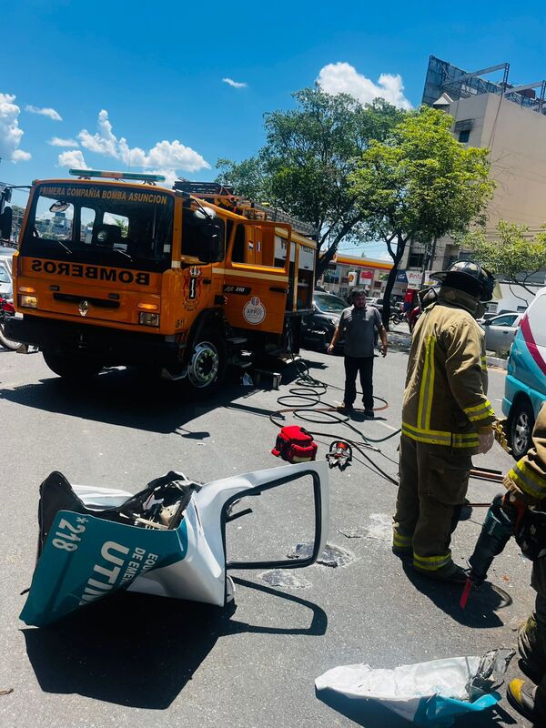 Ambulancia sufre un accidente con un bus sobre la Avenida Eusebio Ayala - 1000 Noticias