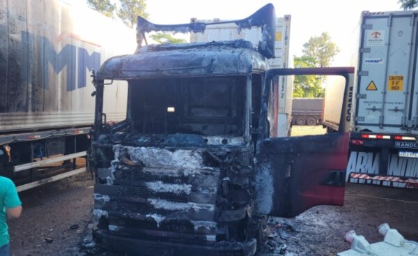 Incendio consume tractocamión en ALGESA