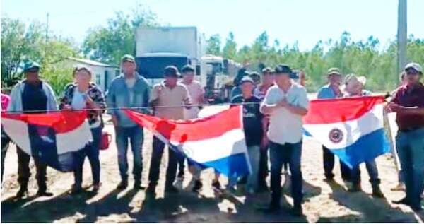 Concejales y funcionarios municipales se manifiestan en Puerto Casado en reclamo del pago de haberes atrasados - Noticias del Chaco - ABC Color