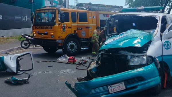 Accidente en Asunción: Ambulancia choca contra colectivo y deja un herido