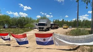 Funcionarios y concejales de Puerto Casado vuelven a manifestarse ante atraso de salario