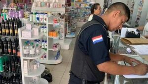 Usando un pedazo de plato roto como arma, una mujer asaltó una farmacia