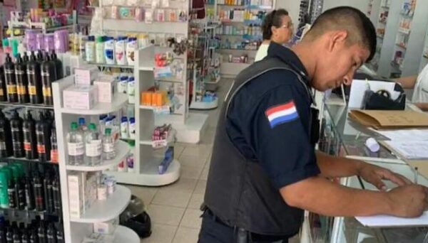 Usando un pedazo de plato roto como arma, una mujer asaltó una farmacia