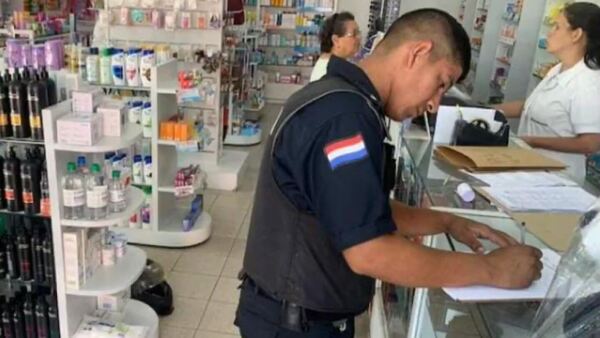 Mujer usó un plato roto para asaltar una farmacia en Luque