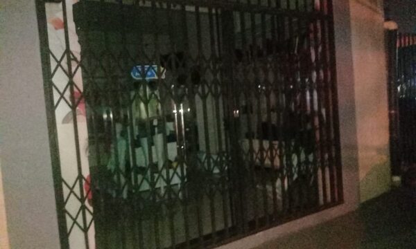Roban mercaderías de una tienda en CDE