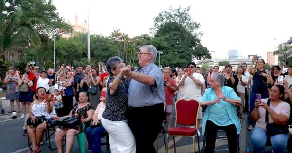 La Nación / Gobierno ofreció la Serenata a la Democracia - OJO Galería