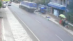 Video: Camión destrozó motocarro y yuyeros se salvaron de milagro