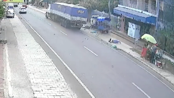Video: Camión destrozó motocarro y yuyeros se salvaron de milagro