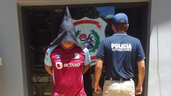 Detienen a "zorro" con auto robado y chapa de otro vehículo