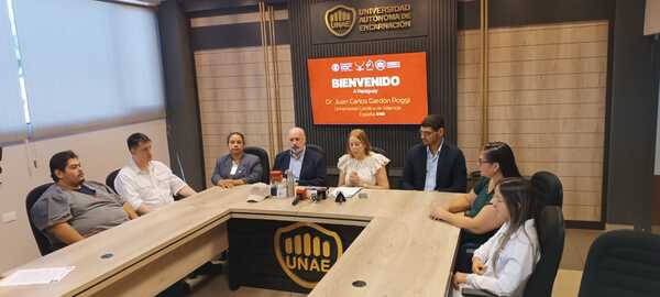La UNAE refuerza la investigación en reproducción bovina con la visita del Dr. Juan Carlos Gardón Poggi